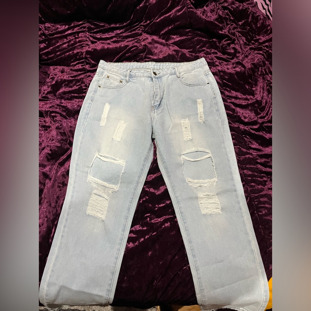 RIPPED BOYFRIEND JEANS